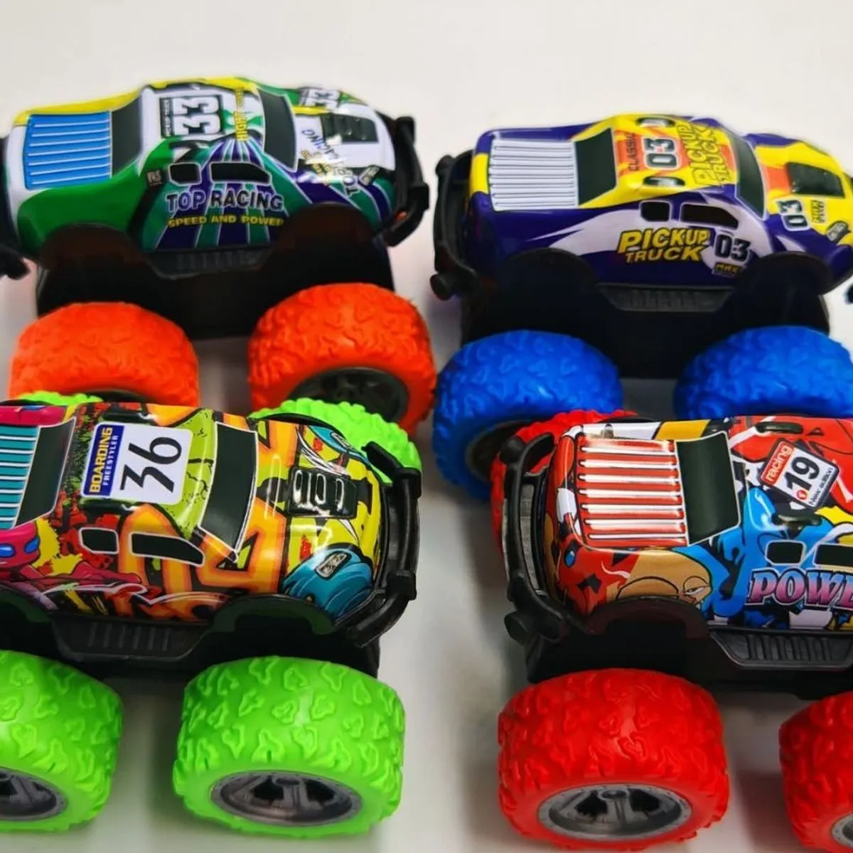 Mini monster trucki 4 szt. kolorowe z grubymi kołami