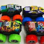 Mini monster trucki 4 szt. kolorowe z grubymi kołami