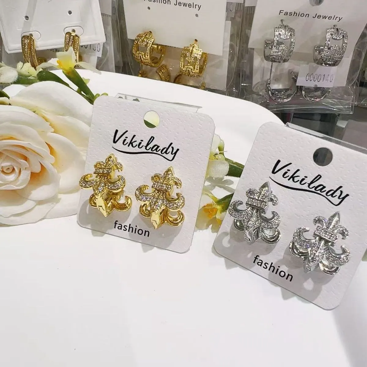 Kolczyki damskie Vikilady z motywem fleur-de-lis złote