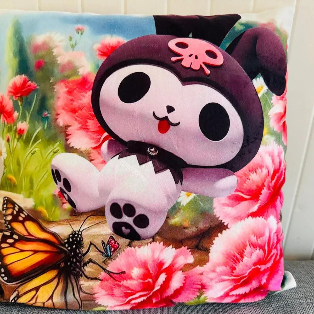 Poszewka 40x40cm Kuromi z kwiatami i motylem