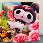 Poszewka 40x40cm Kuromi z kwiatami i motylem