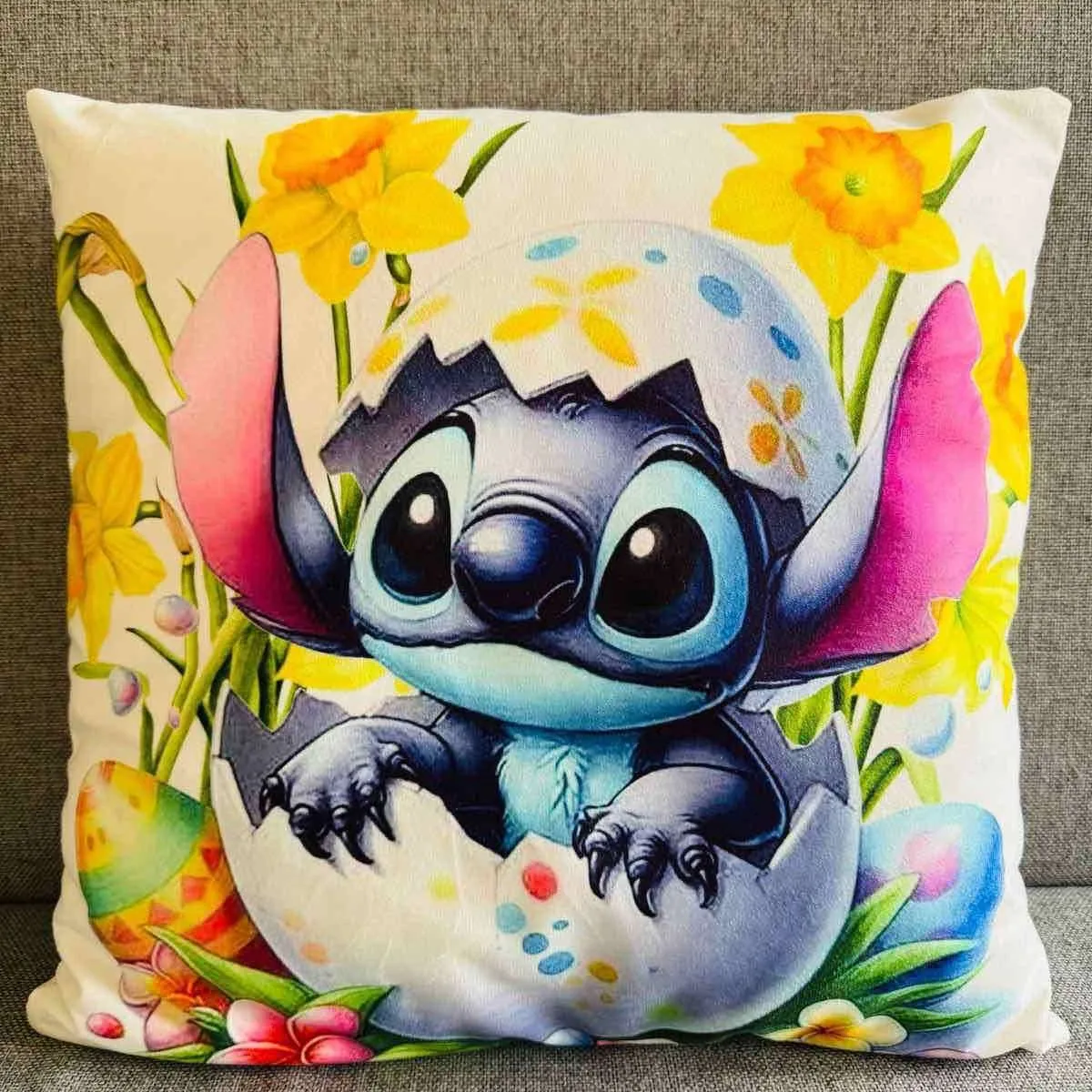 Poszewka 40x40cm Stitch Wielkanoc z pisankami