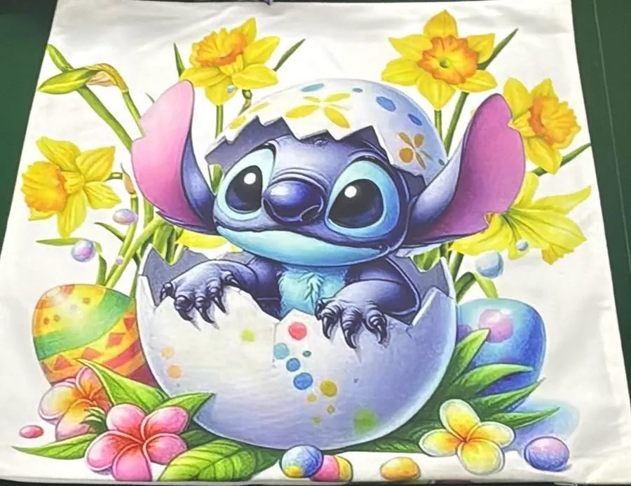 Poszewka 40x40cm Stitch z jajkiem wielkanocnym