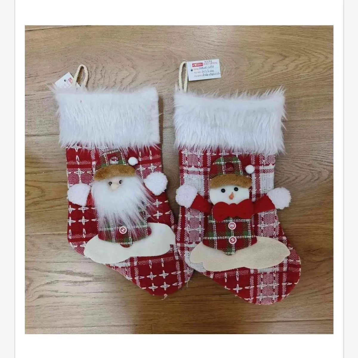 Świąteczne dekoracyjne skarpety z motywem Santa i Śniegura