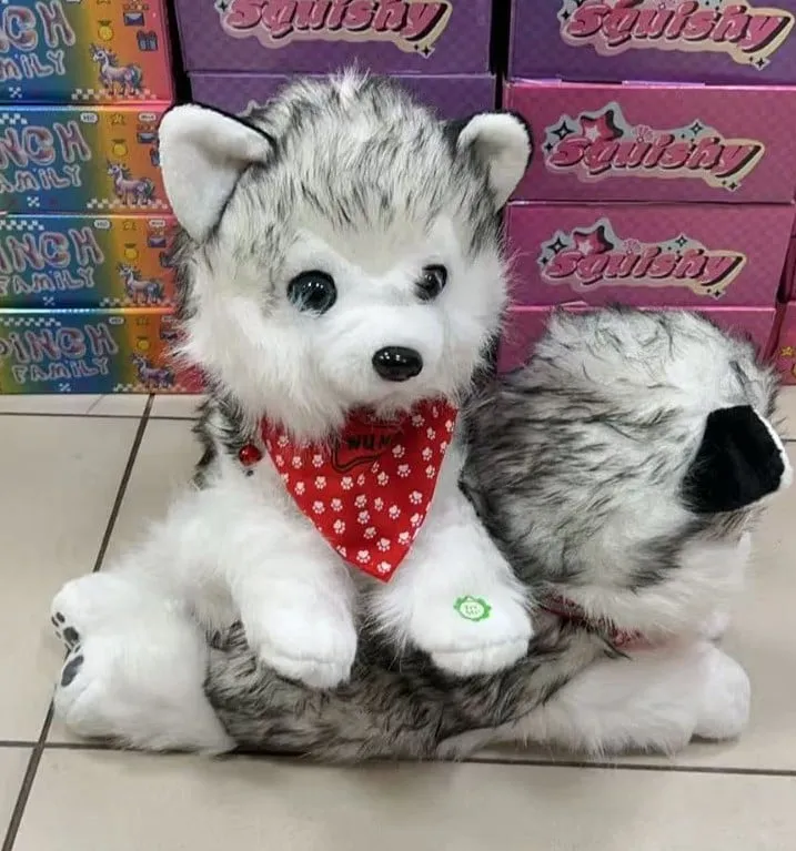 Maskotka muzyczna Squishy Pies Husky z czerwoną chustą - 3 szt.