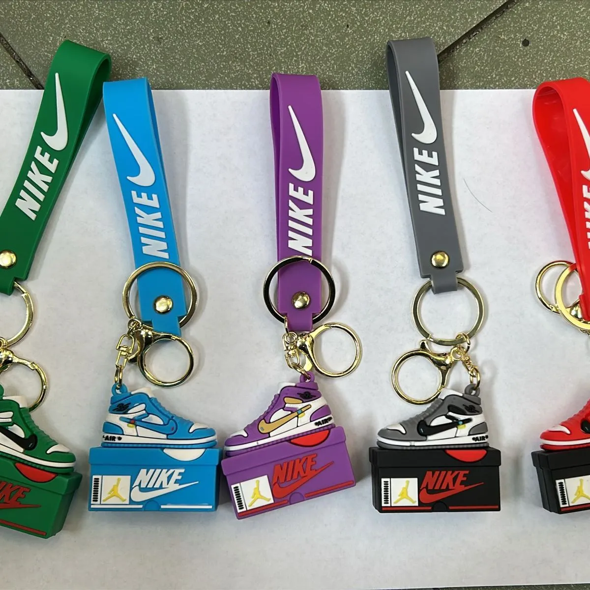 Brelok do Kluczy But Sneaker z Paskiem Mix Kolorów 24szt