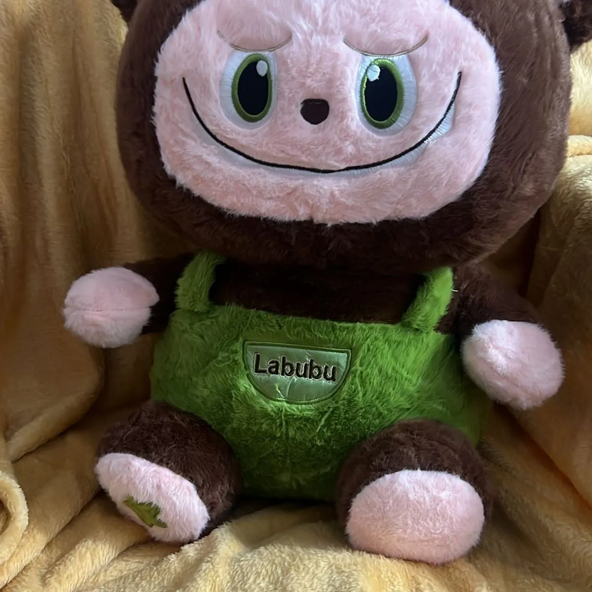 Maskotka Pluszowa Labubu 55CM w Zielonych Ogrodniczkach