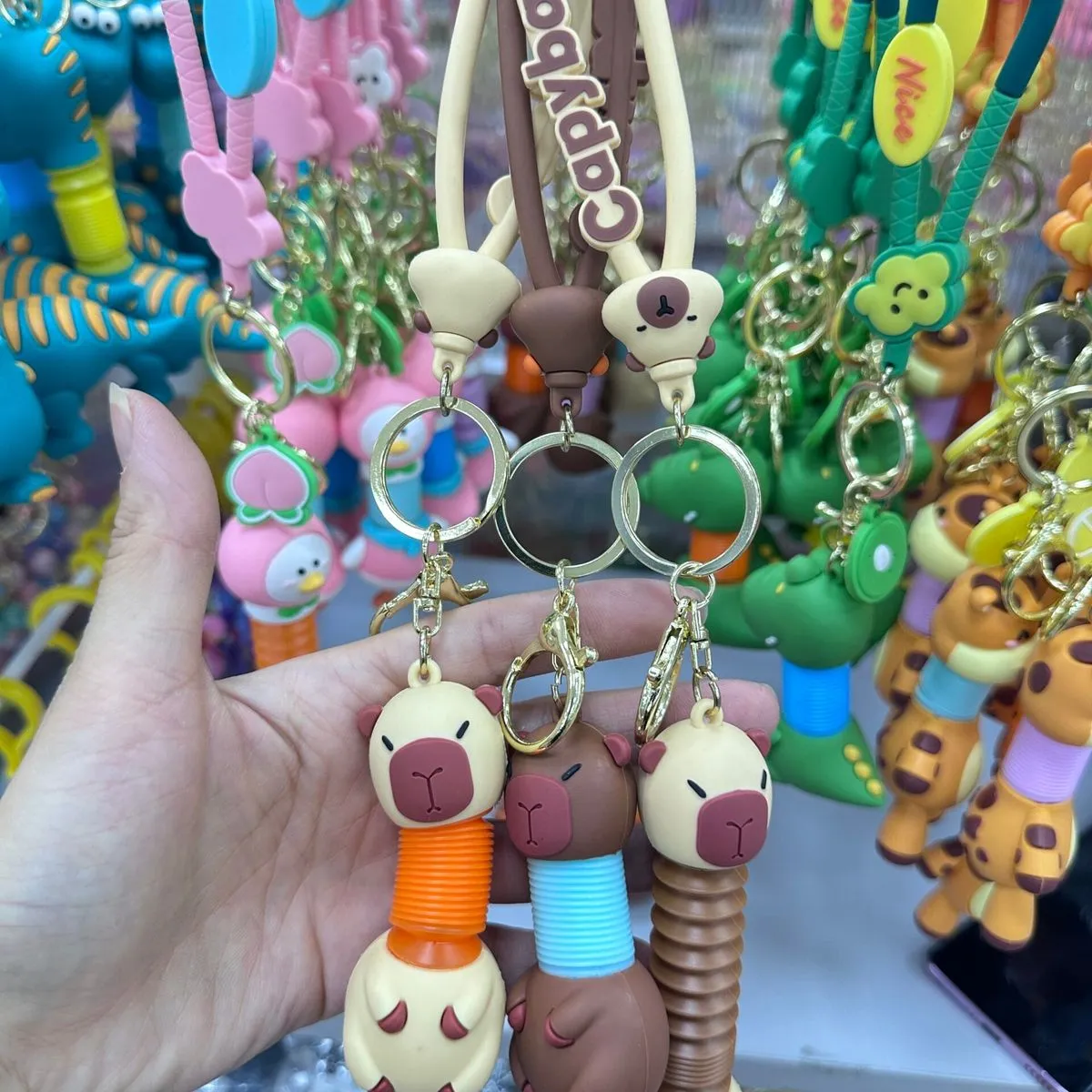 Brelok do Kluczy Kapibara Pop Tube Antystresowy 24 szt