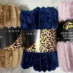 Koc z Wytłaczanymi Pasami 200x220 cm Faux Fur