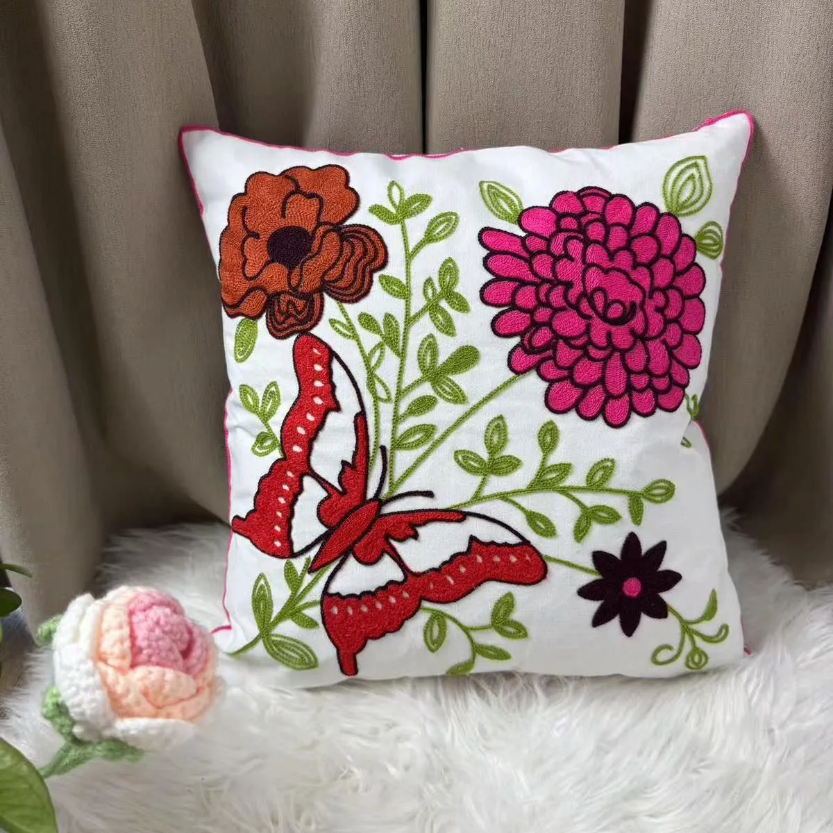 Poszewki 40x40cm haft kwiatowy motyl