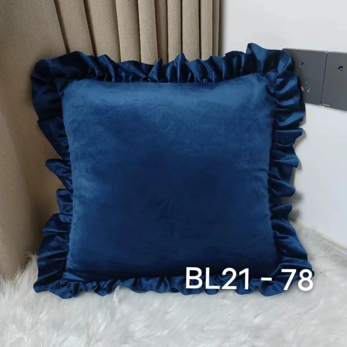Poszewki na poduszkę 40x40cm welurowe granatowe z falbankami