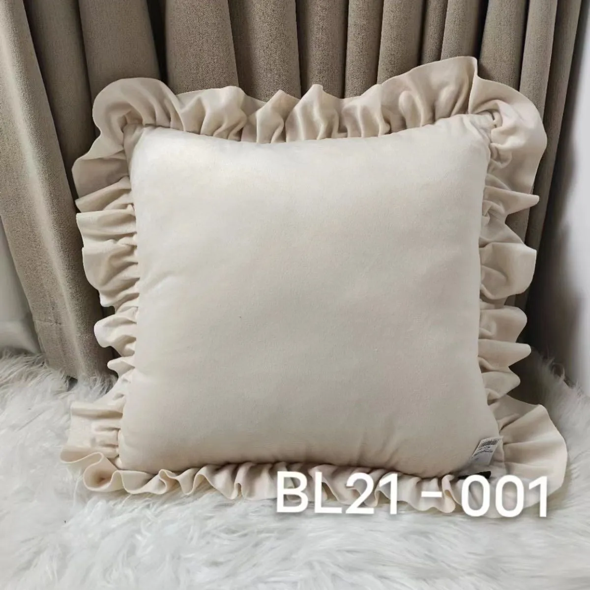 Poszewki dekoracyjne 40x40cm beżowe z falbanką