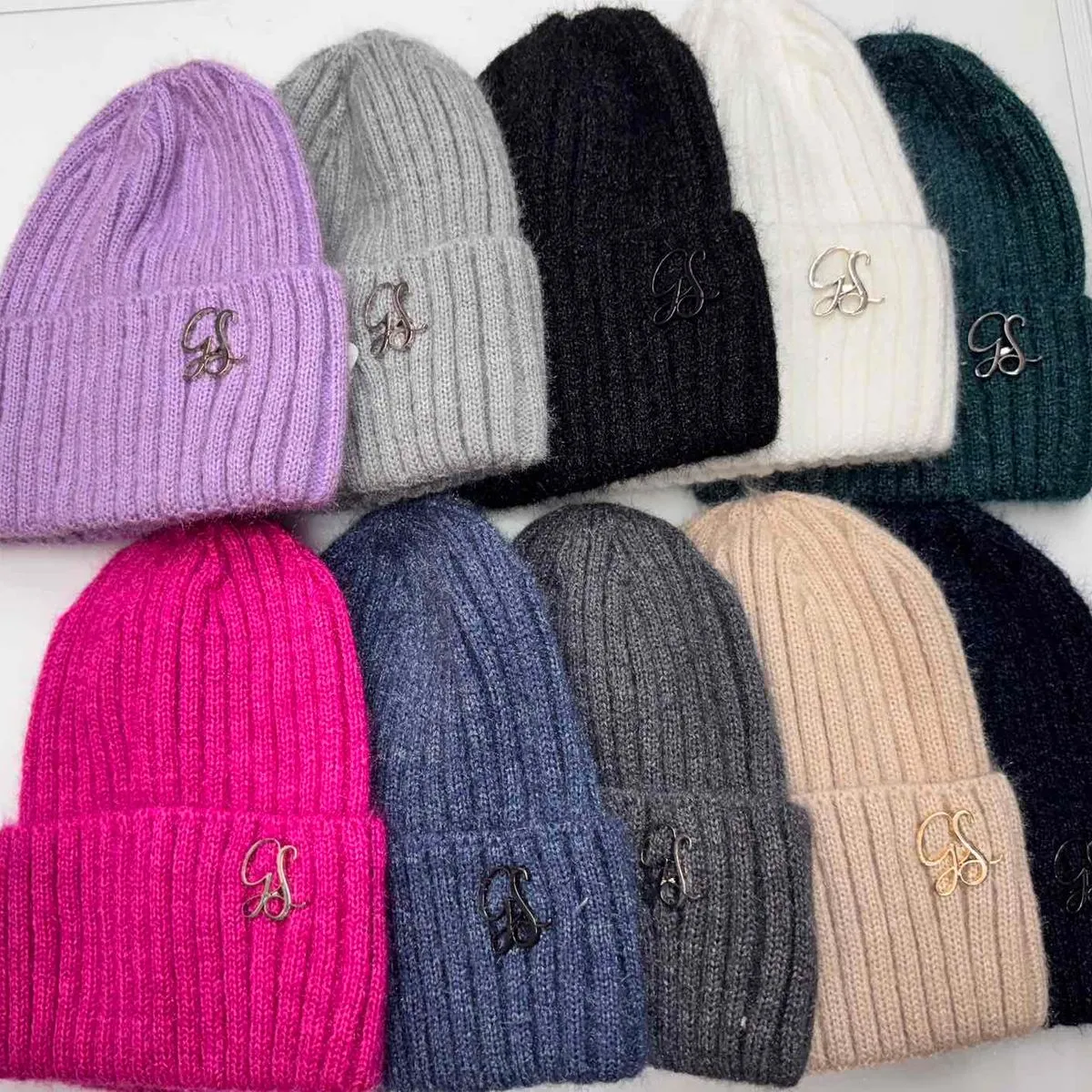 Czapki damskie knitted z aplikacją GS, 12 kolorów