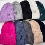 Czapki damskie knitted z aplikacją GS, 12 kolorów