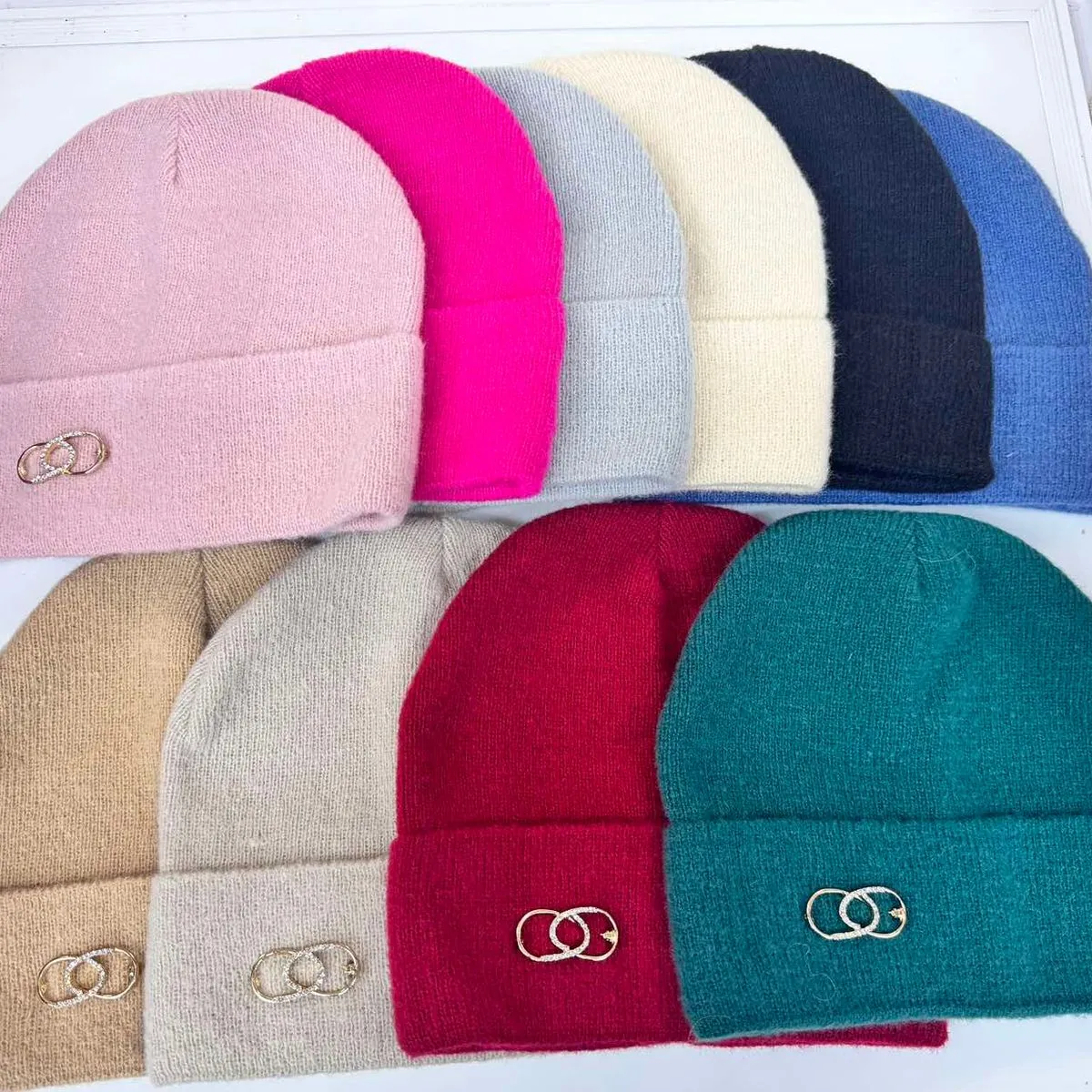 Czapki damskie beanie z metalowymi kółkami 12 szt