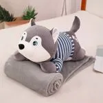 Maskotka pies husky z kocykiem szary