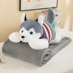Maskotka pies husky z kocykiem szary