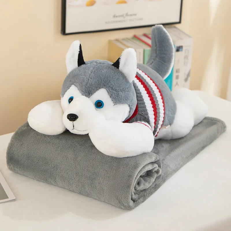 Maskotka pies husky z kocykiem szary