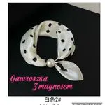 Chusta damska biała w czarne grochy z magnetem magnezu