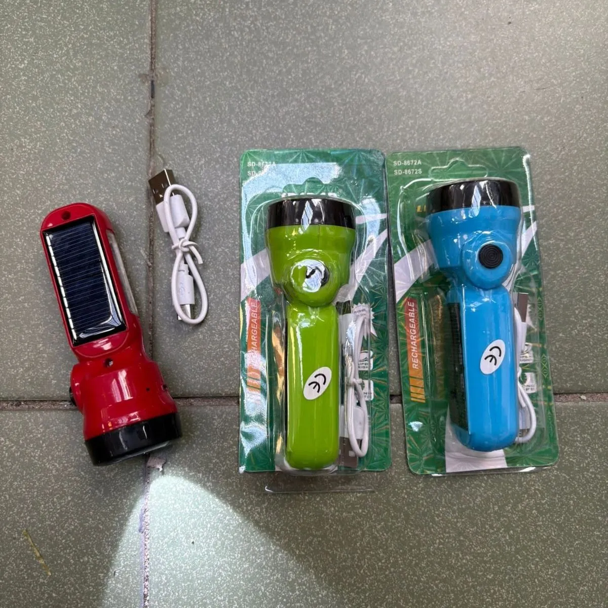Latarka solarna z ładowaniem USB na kabel, 3 kolory