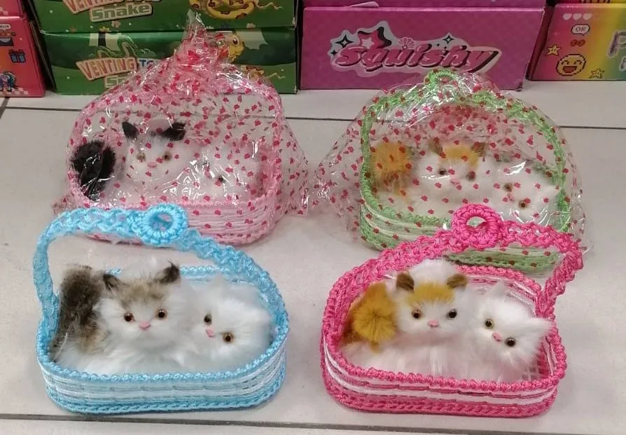 Zabawka Maskotka Kotki w Koszyczku Mix Kolorów 12 szt