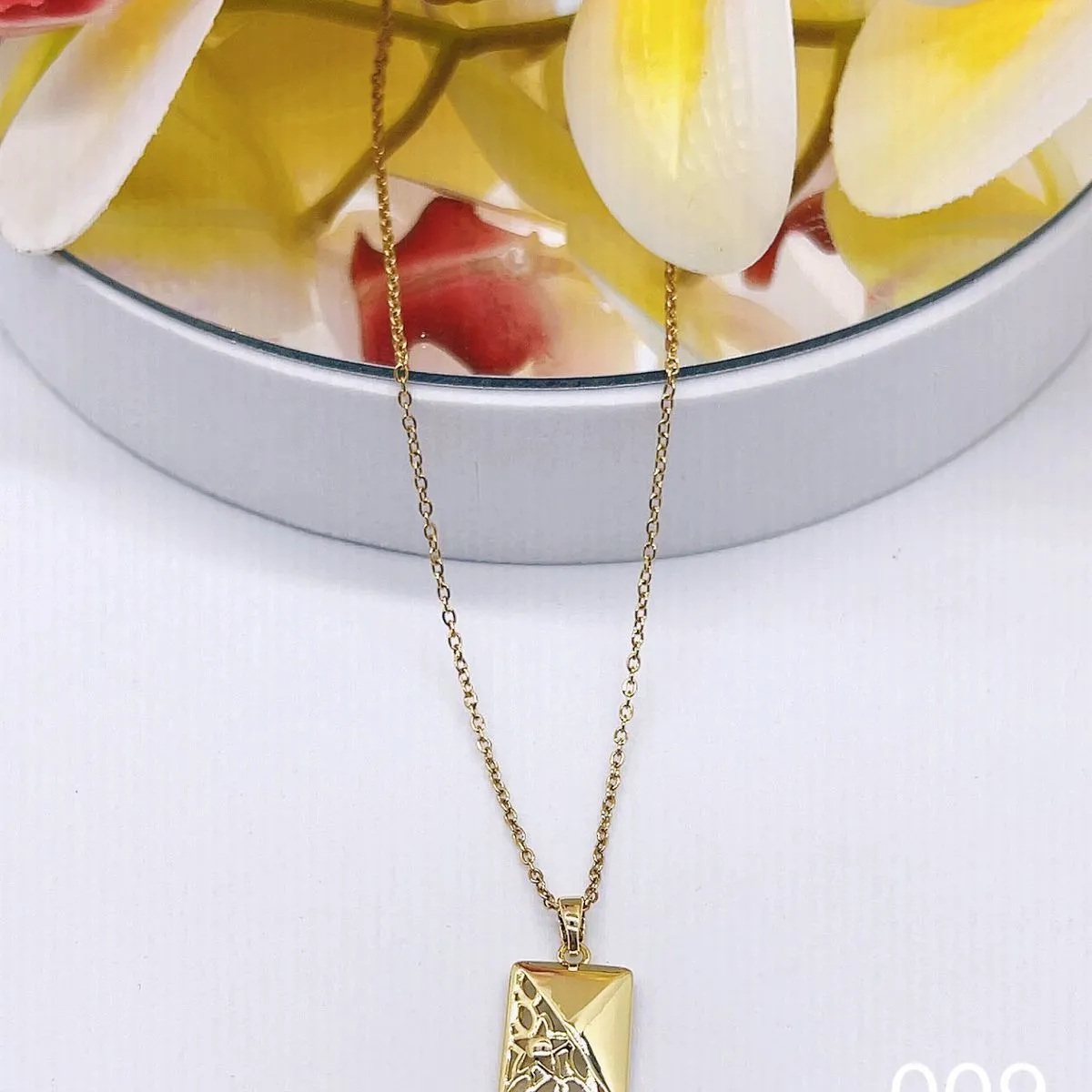 Naszyjnik damski złoty ze srebrnym wisiorkiem kwadratowym