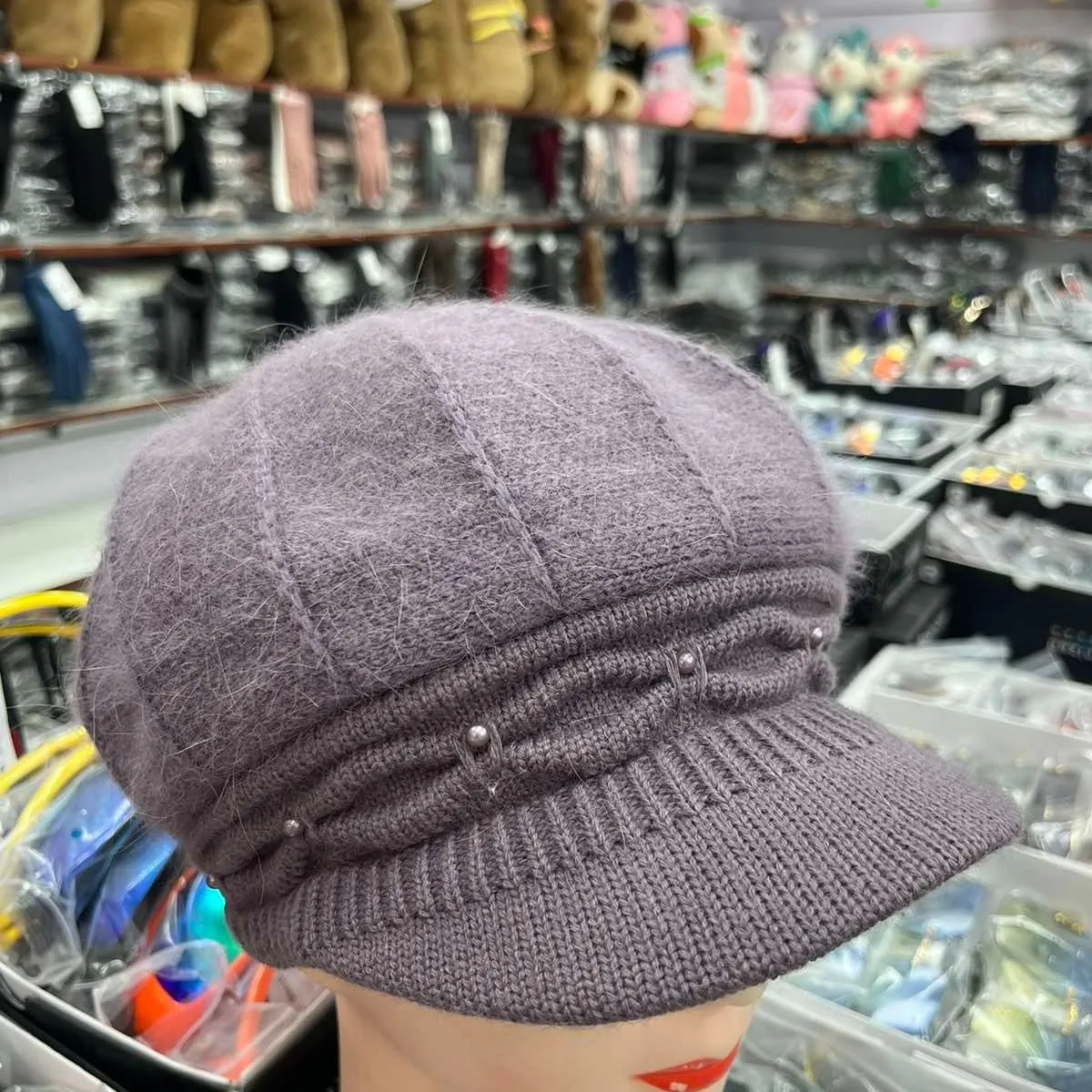 Czapka damska beanie z daszkiem szara prążkowana