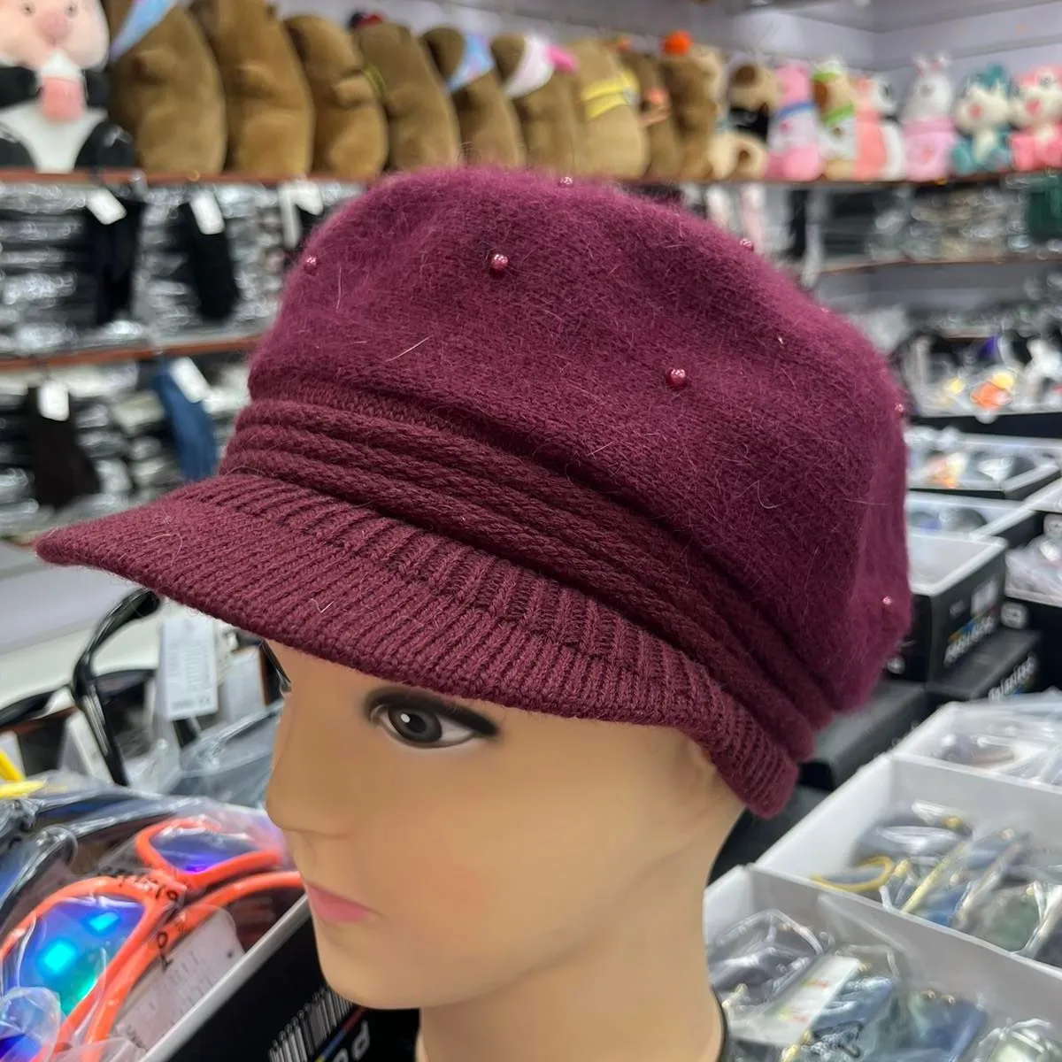 Czapka damska bordowa z daszkiem wełniana
