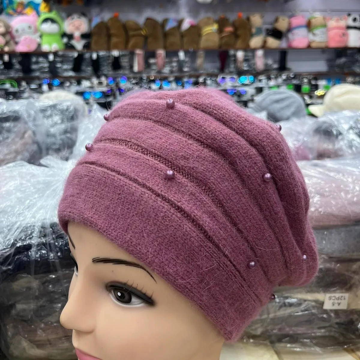Czapka damska beanie bordowa z perełkami