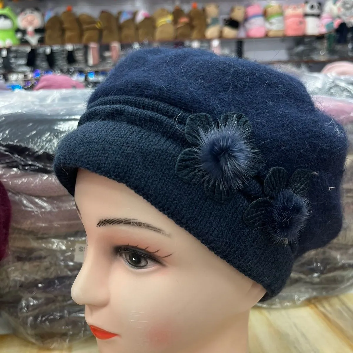Czapka damska beanie granatowa z pomponem