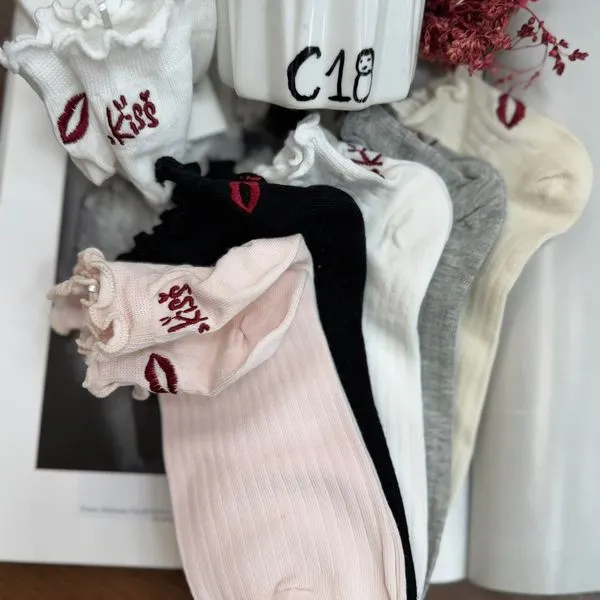 Skarpetki damskie z koronką i nadrukami KISS C18