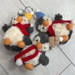 Brelok maskotka pingwin z czapką i szalikiem