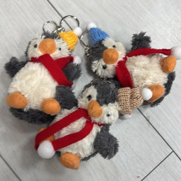 Brelok maskotka pingwin z czapką i szalikiem