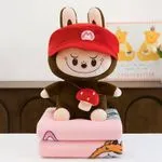 Maskotka Labubu brązowa z kocykiem i czerwoną czapką Mario, zestaw 2w1