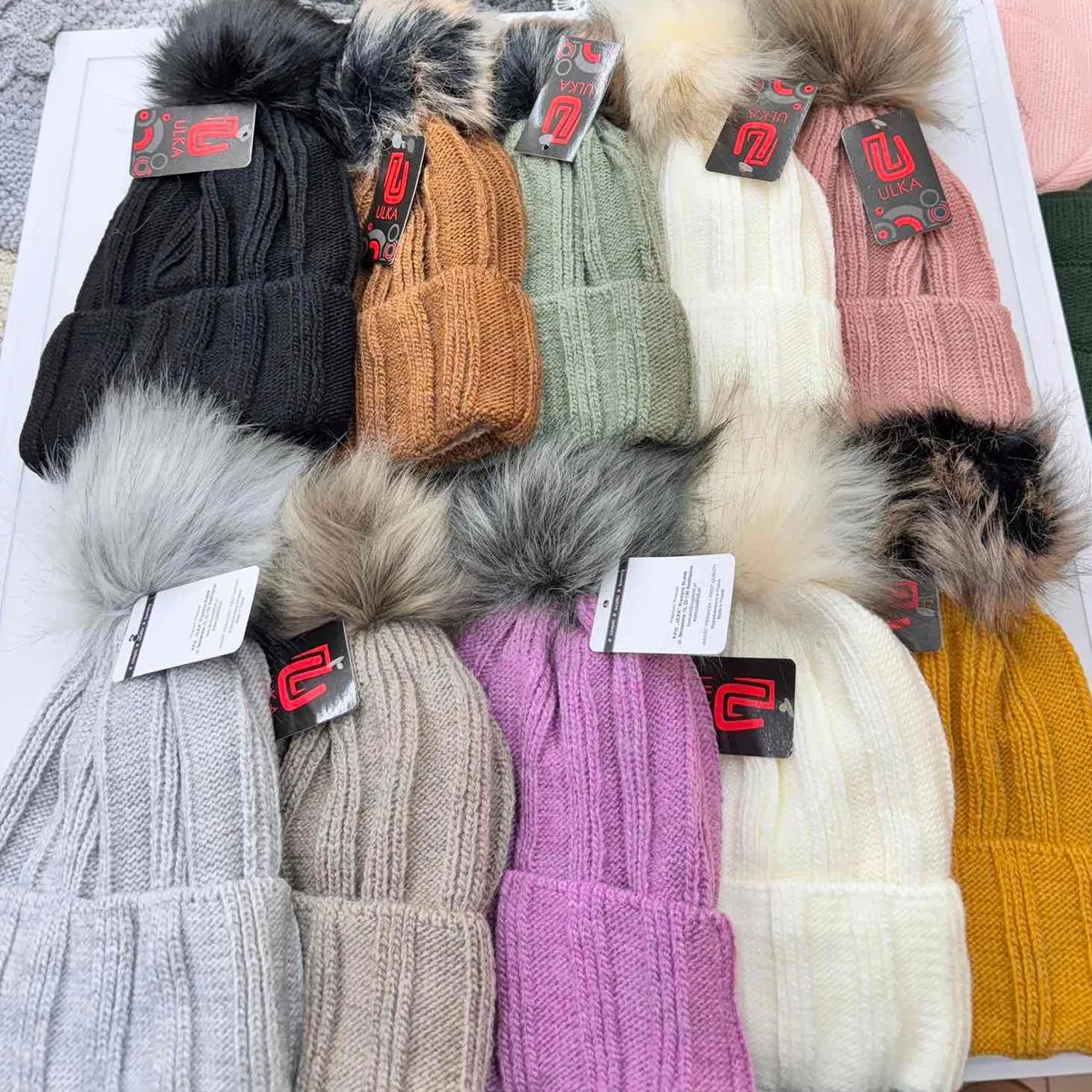 Czapki damskie z pomponem knitowane 12 szt