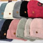 Czapki damskie dzianinowe beanie z drewnianymi ozdobami
