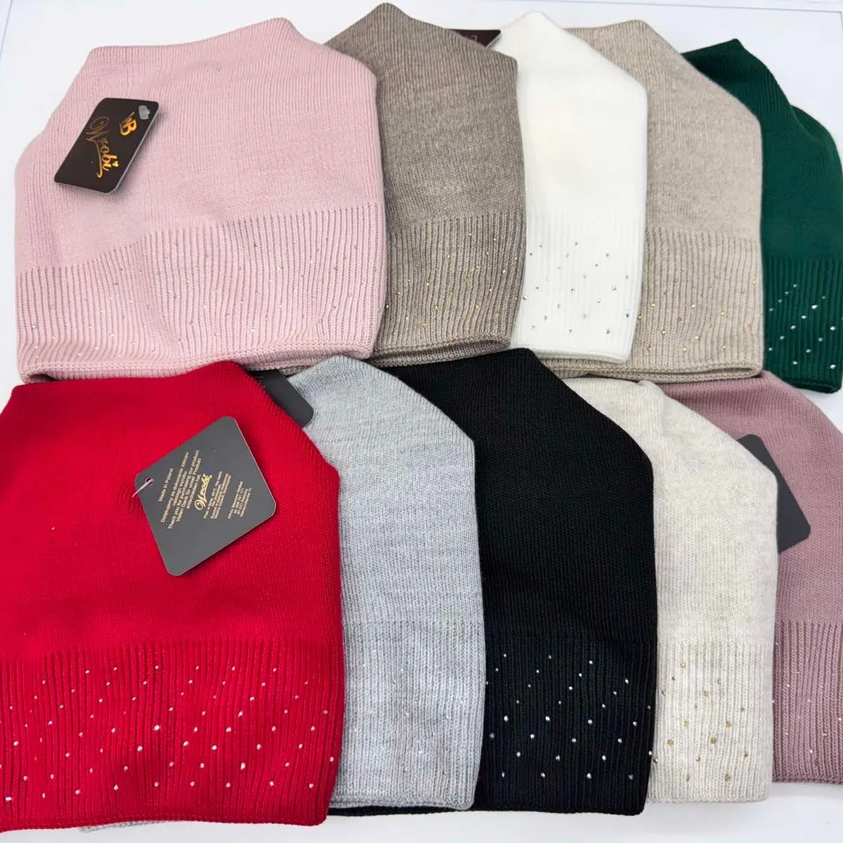 Czapki damskie beanie z cekinami, multikolor, 12 szt