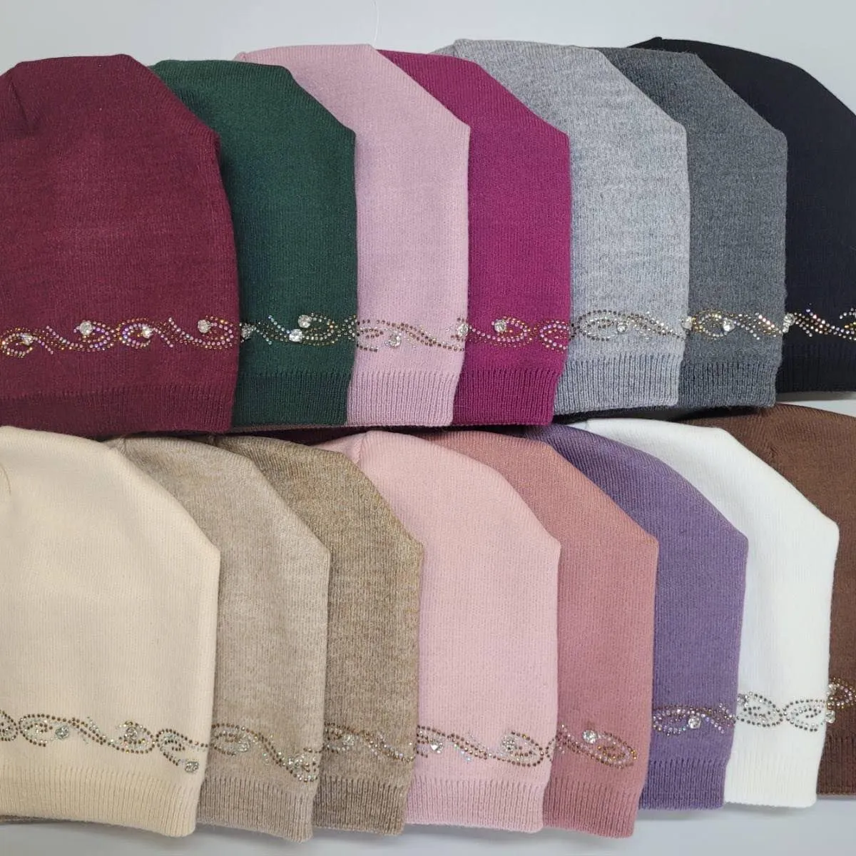 Czapki damskie beanie z aplikacją ozdobną, 12 szt