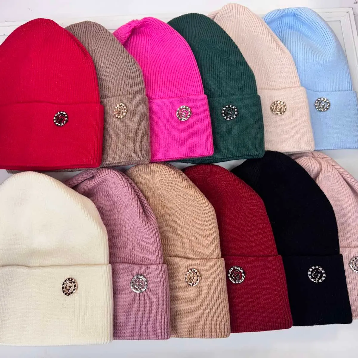 Czapki damskie beanie z ozdobą, mix kolorów, 12 szt