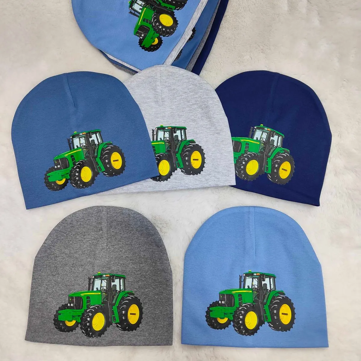 Czapki dziecięce z traktorem John Deere, 3 kolory