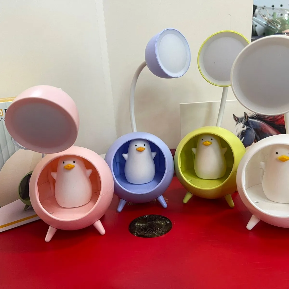Lampka nocna LED pingwin w jajku, 4 kolory