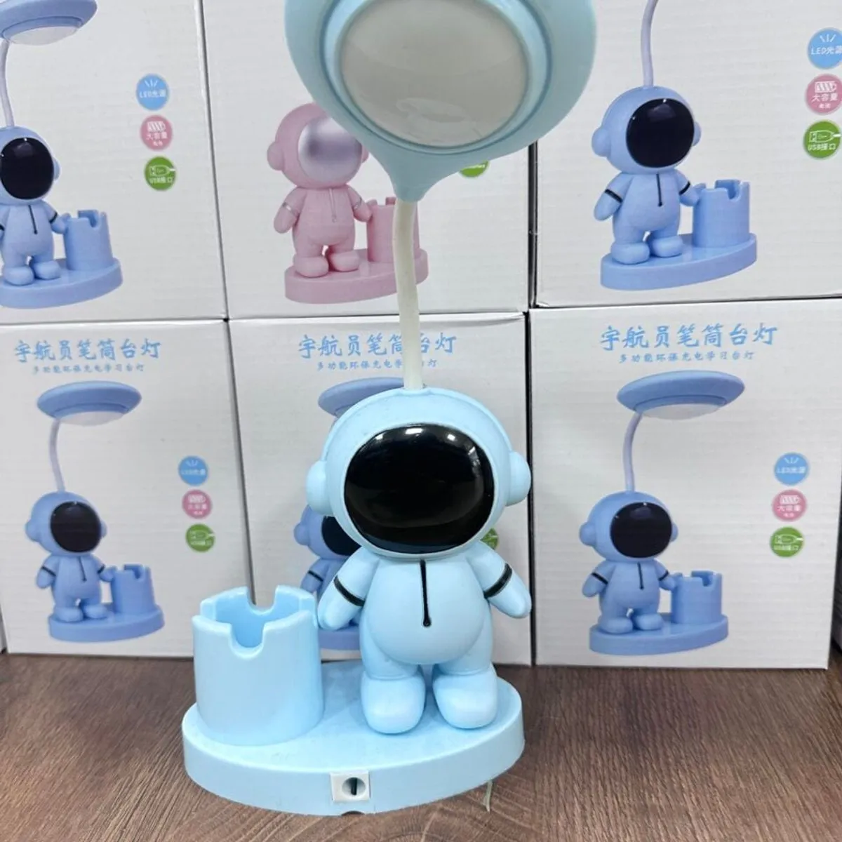 Lampka nocna LED astronauta z przybornikiem USB, 6 szt.