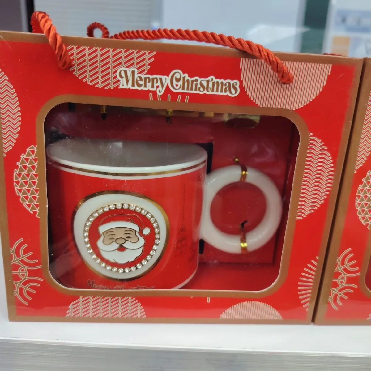 Kubek świąteczny z Mikołajem w zestawie z uchwytem