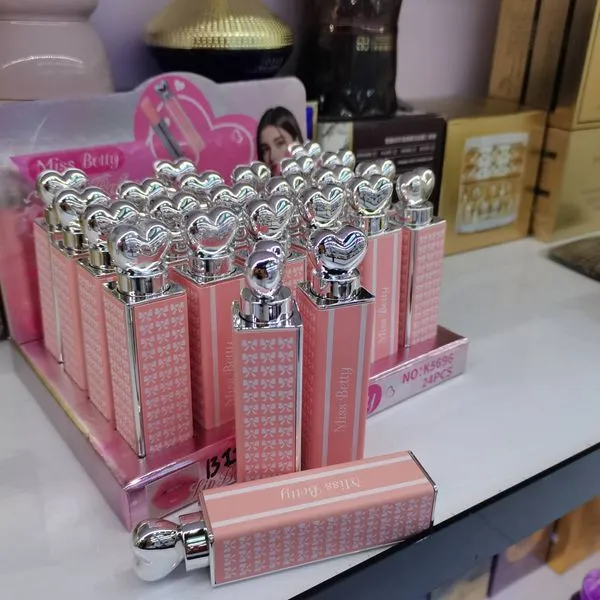 Szminka nawilżająca Miss Betty 24 szt/opak.