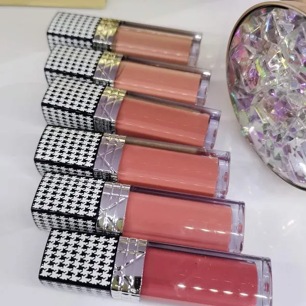 Szminka do ust w 6 odcieniach nude