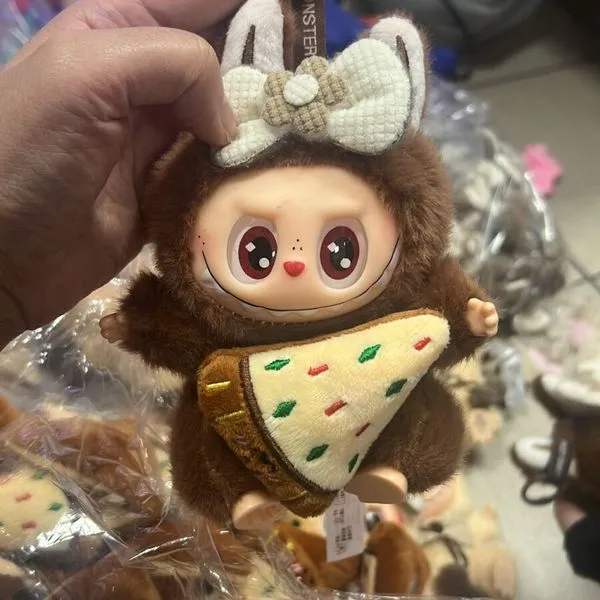 Zabawka Labubu maskotka brązowa z pizzą brelok