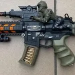 Pistolet na kulki z figurkami żołnierzy