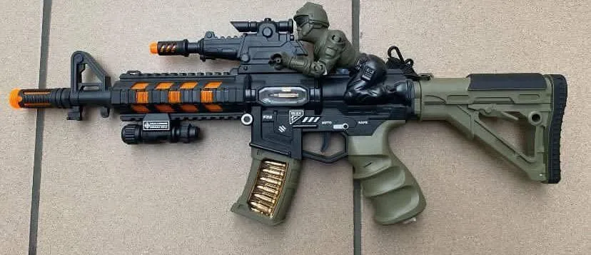 Pistolet na kulki z figurkami żołnierzy