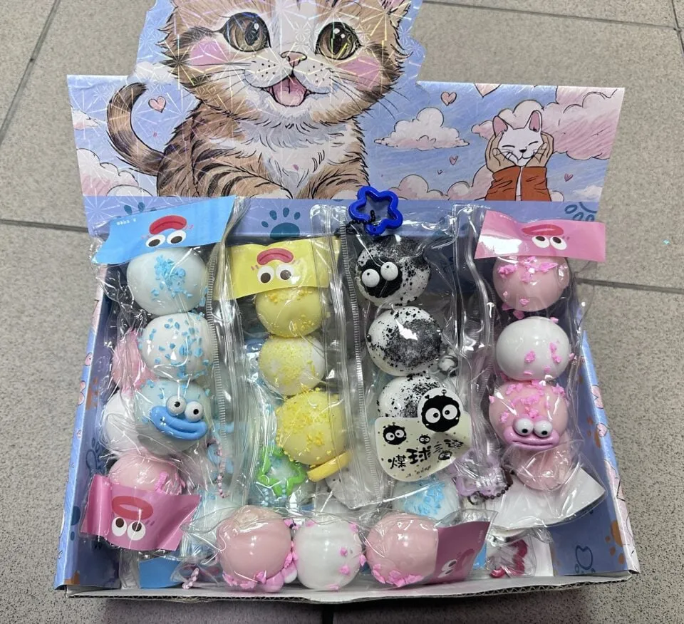 Zabawka Squeeze Toys Gniotki Kulki z Zawieszką 16 szt.