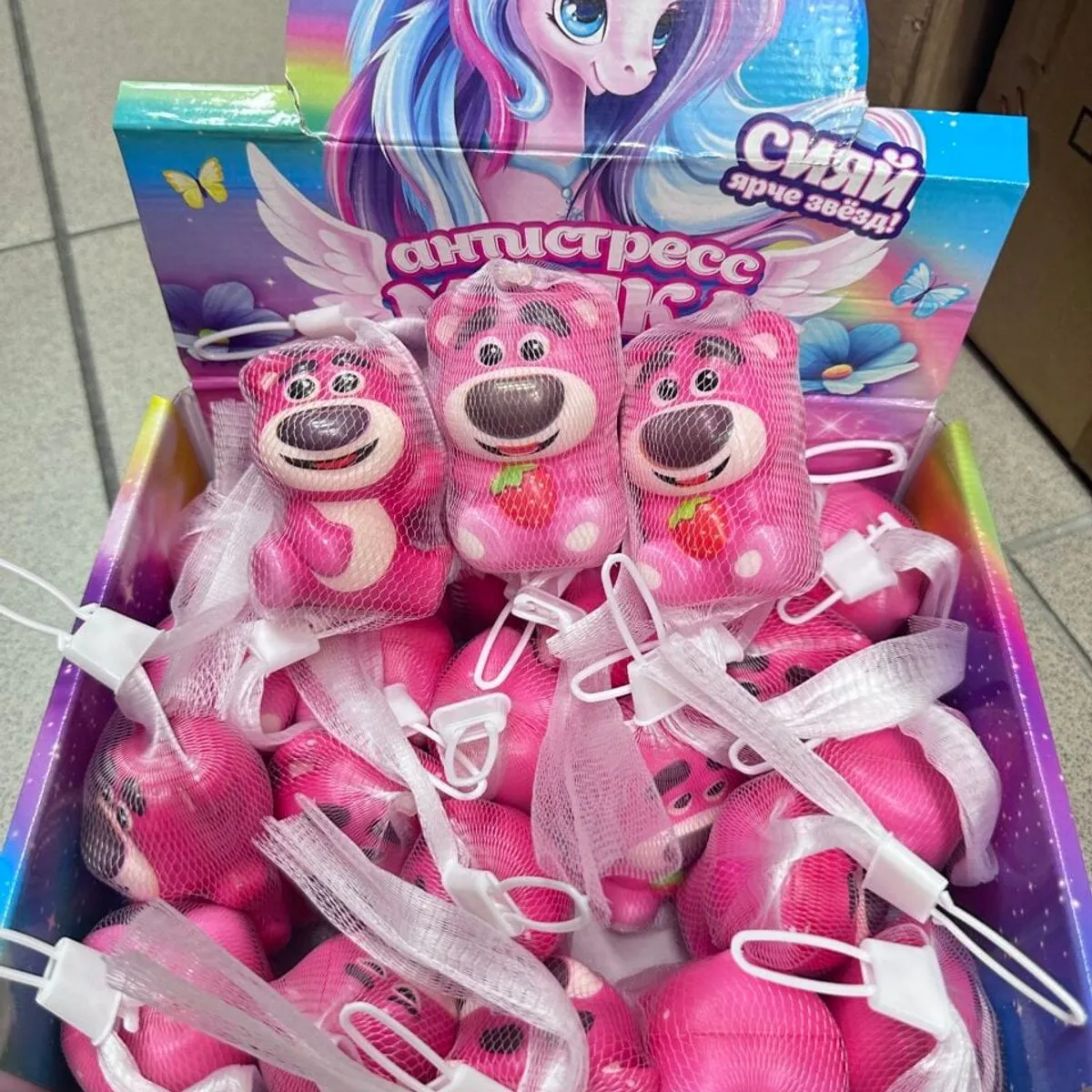 Zabawka Squeeze Toys Gniotek Miś Różowy z Truskawką 24 szt.